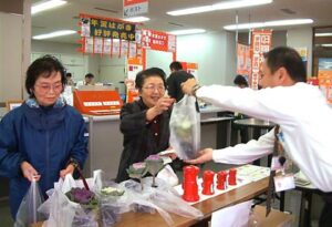 平成23年用お年玉付年賀はがきを販売開始、購入者にハボタンの苗をプレゼントする三条郵便局