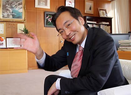 「樋渡さん、見てる~?」とカメラに向かって茶目っ気たっぷりの国定市長