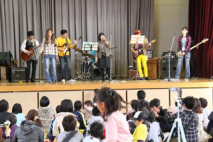 燕市立燕南小学校の校舎竣工記念作品展でPTAバンドが竣工記念ライブ