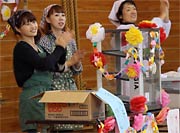 お母さんもバザーそっちのけで手拍子