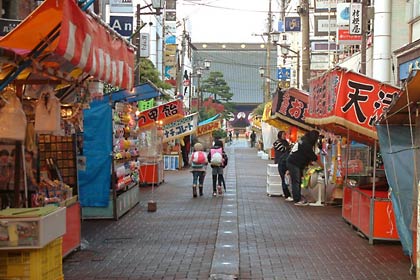 三条別院のお取越で参道の本寺小路周辺に並ぶ露店市や植木市