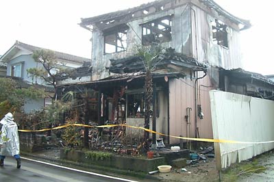 住宅1棟が全焼した三条市北潟の火災現場