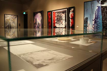 燕市産業史料館で開かれている「池田賢斗染色展 ろうけつ染の持つ表現の可能性」