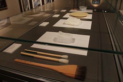 池田さんが使っている筆や各種のろう、作品のひな形など