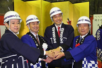 左から佐藤卓之県議、目黒吉久只見町長、国定勇人三条市長、竹山昭二県議
