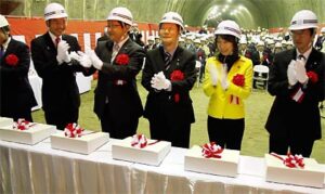 国道289号八十里越の県境をまたぐ最長の9号トンネルが貫通、秋晴れと真っ盛りの紅葉に歓迎されて貫通式