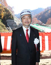 貫通点に立つ国定市長、その背中には福島の紅葉が広