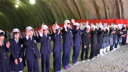 三条市下田中と只見町只見中が一緒に万歳