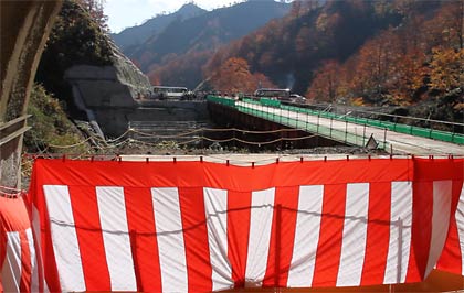 右に伸びる工事用の橋さえ通過できればそのまま福島へ抜けられる