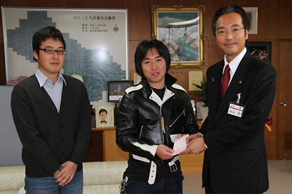 左から「チームぐっつらぁ」の石黒さん、会長の田沢さん、国定市長