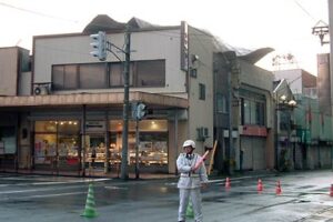 ヤマトヤ東三条店裏の空き店舗の屋根のトタン板が強風でめくれ上がった