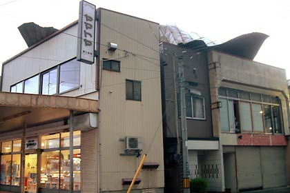 東三条商店街の通り(県道東三条停車場線)から