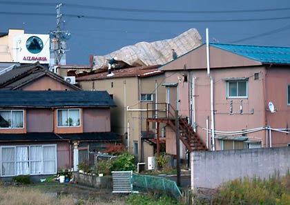 空き店舗裏側、長崎屋東三条店跡地から
