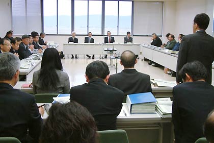 8日開かれた三条市小中一貫教育検討委員会の第18回委員会