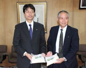 燕市新保地区田んぼアートで収穫したコメ200キロ余りを燕市に寄付
