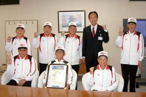 全国スポレク祭で1位になった三条市下田地区のゲートボールチーム「花渕」が三条市長を表敬、記念撮影