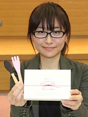 最優秀賞を受賞した長岡造形大2年大橋さんとアイデアを形にしたモックアップ