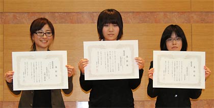 左から最優秀賞の大橋さん、優秀賞の阿部さん、高崎さん
