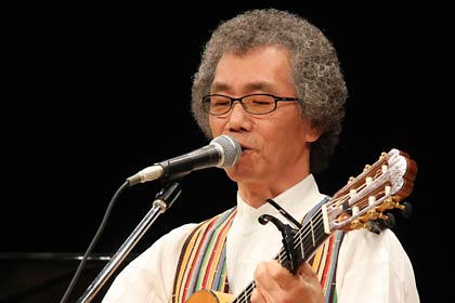 ハイトーンの澄んだ歌声で魅了する梅原さん