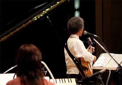  ハイトーンの澄んだ歌声で魅了する梅原さん