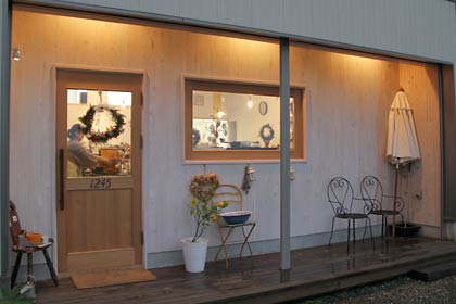 照明がともった店舗正面