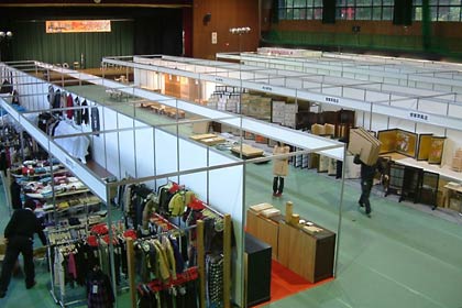 出店者が準備を進める「とっておきの加茂★秋物語《遊食技》商工フェア2010」の会場の市民体育館