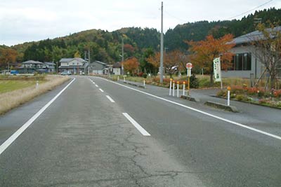 事故のあった吉野屋フォーラム前の県道大面保内線、写真手前の見附方面から奥の三条市街地方面へ向かう車が道路横断中の歩行者とぶつかった。