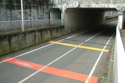 県道長岡見附三条線のJR信越本線アンダーパスに引かれた水深のライン