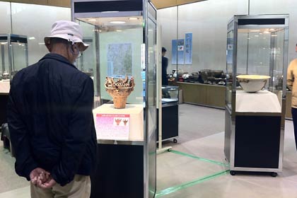 12月19日まで三条市歴史民俗産業資料館で開かれている燕三条遺跡展2010「調理具と器から歴史をたどる」三条会場展