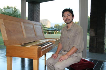 クラヴィコードと製作者の高橋さん