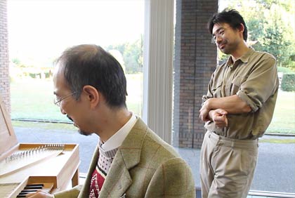 クラヴィコード奏者の筒井さんとその音色を確かめる高橋さん