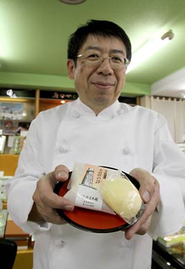 「水道の塔」の集いに「水道塔の詩（うた）」50個の寄付を申し出た飴屋本舗の店主、遠藤重治さん
