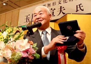 19日開かれた金工家、玉川宣夫さんの重要無形文化財保持者(人間国宝)認定、燕市の名誉市民の称号授与を記念した祝賀会