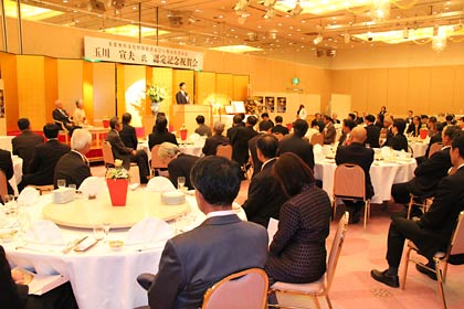 約120人が出席した祝賀会会場