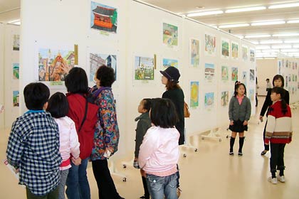 20、21日と三条市体育文化センターで開かれている第28回ふるさと絵画コンクールの展示会