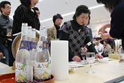 来場者はボージョレ・ヌーボーも味わってほろ酔い気分で生演奏を楽しむ