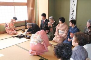 絶好の秋晴れに恵まれた第3回燕市民茶会に市民約300人が参加、和服が目立つ