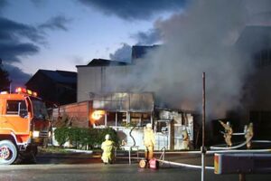 三条市猪子場新田に住宅1棟全焼、家族は買い物で留守中に出火