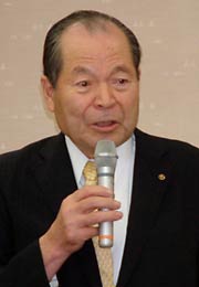 あいさつする斉藤新会頭