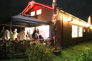 燕市大曲河川公園でイルミネーションの点灯式、管理棟などを電飾がきらびやかに彩る