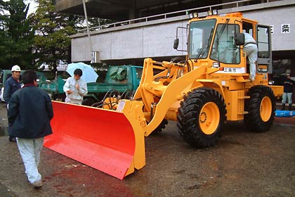 今年度、三条市が更新した除雪車が三条市厚生福祉会館前で出動に備える