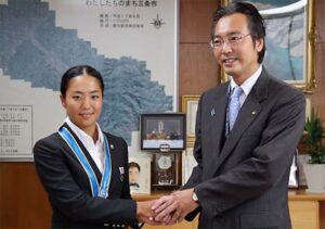 握手する山田選手と国定市長