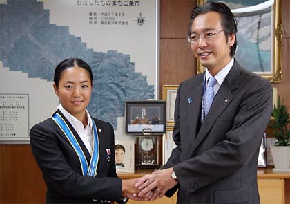 握手する山田選手と国定市長