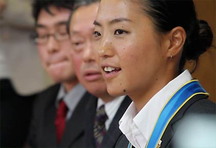 国定市長と談笑する左から岩瀬三条市スポーツ少年団事務局、野崎体協会長、山田選手、国定市長