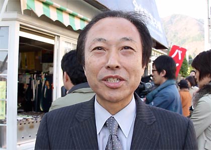グランプリを喜ぶ弥彦村商工会の柏木事務局長