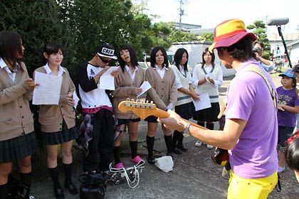 越後三条鍛冶まつりで『カレーラーメンの歌』でリハーサルをする矢代さんと高校生