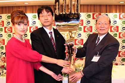 左からキャペーン大使の「RYO」さん、鈴木燕市長、田中日本金属洋食器工業組合理事長