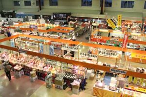 5日まで燕三条地場産業振興センターで恒例の「じばさん年末刃物特価市2010」、前回好評だった包丁・鍋・金属洋食器下取りフェアも