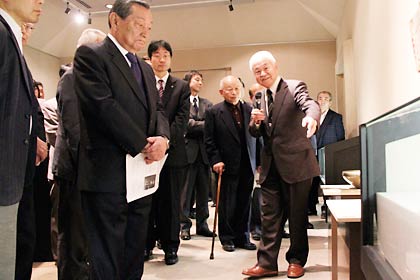 3日から23日まで燕市産業史料館で開かれている玉川宣夫金工展、作品を説明する玉川さん