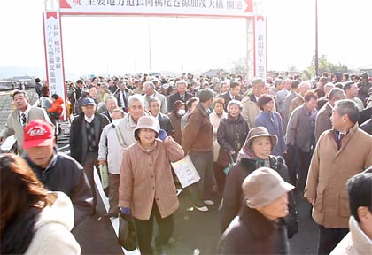 続々と渡り初めに続く市民